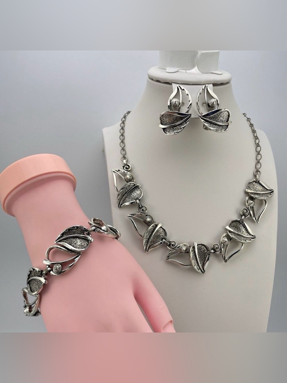 Vintage Sarah Coventry Wind Song Set Necklace Bracelet Earrings Leaves Silver